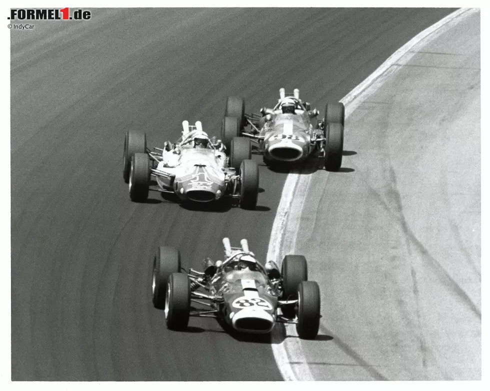 1965 schlägt die große Stunde für Clark und Lotus. Von Startplatz zwei führt der Schotte 190 Runden an und wird damit der erste nichtamerikanische Indy-500-Sieger seit dem Briten Dario Resta im Jahr 1916. Clark fährt noch zwei weitere Male in Indy: 1966 und 1967. Foto zur News: 1965 schlägt die große Stunde für Clark und Lotus. Von Startplatz zwei führt der Schotte 190 Runden an und wird damit der erste nichtamerikanische Indy-500-Sieger seit dem Briten Dario Resta im Jahr 1916. Clark fährt noch zwei weitere Male in Indy: 1966 und 1967.