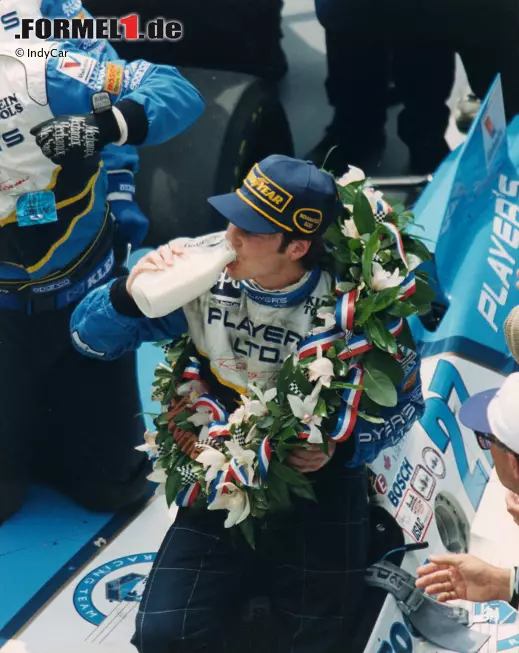 Jacques Villeneuve (Formel-1-Weltmeister 1997): 1994 beendet der Kanadier das Indy 500 als Zweiter und Rookie des Jahres. 1995 erringt Villeneuve einen sensationellen Sieg, denn durch eine Strafe muss er zwei Runden aufholen, was tatsächlich gelingt. Nach seiner F1-Karriere tritt er 2014 erneut an und wird 14. Foto zur News: Jacques Villeneuve (Formel-1-Weltmeister 1997): 1994 beendet der Kanadier das Indy 500 als Zweiter und Rookie des Jahres. 1995 erringt Villeneuve einen sensationellen Sieg, denn durch eine Strafe muss er zwei Runden aufholen, was tatsächlich gelingt. Nach seiner F1-Karriere tritt er 2014 erneut an und wird 14.