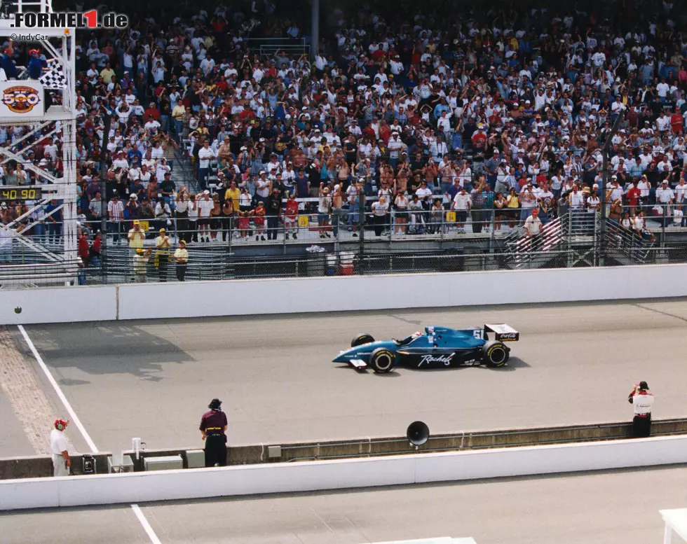 Eddie Cheever (143 Grands Prix): 14 Mal geht der US-Amerikaner in Indianapolis an den Start. In den ersten Jahren der IRL-Ära schlägt seine große Stunde. 1998 ist Cheever zugleich Teamchef und hat die Ehre, als Erster den berühmten Zielstrich aus Ziegelsteinen ("Yard of Bricks") zu überfahren. Foto zur News: Eddie Cheever (143 Grands Prix): 14 Mal geht der US-Amerikaner in Indianapolis an den Start. In den ersten Jahren der IRL-Ära schlägt seine große Stunde. 1998 ist Cheever zugleich Teamchef und hat die Ehre, als Erster den berühmten Zielstrich aus Ziegelsteinen ("Yard of Bricks") zu überfahren.