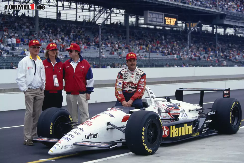 Nigel Mansell (Formel-1-Weltmeister 1992): Der Rookie ist sofort konkurrenzfähig und kämpft bei seinem ersten Start 1993 um den Sieg. In Runde 184 führt Mansell das Feld an, als es nach einer Gelbphase zu einem Restart kommt. Dort wird ihm seine Unerfahrenheit zum Verhängnis und Mansell wird nur Dritter. 1994 scheidet er aus. Foto zur News: Nigel Mansell (Formel-1-Weltmeister 1992): Der Rookie ist sofort konkurrenzfähig und kämpft bei seinem ersten Start 1993 um den Sieg. In Runde 184 führt Mansell das Feld an, als es nach einer Gelbphase zu einem Restart kommt. Dort wird ihm seine Unerfahrenheit zum Verhängnis und Mansell wird nur Dritter. 1994 scheidet er aus.