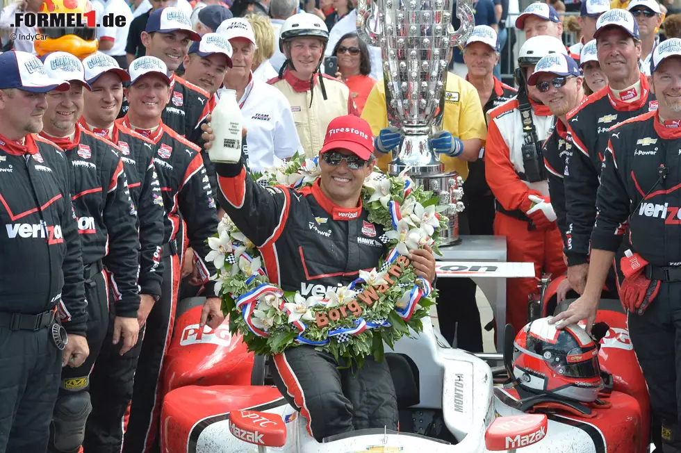 Nach seiner Zeit in der Formel 1 und in der NASCAR kehrt Montoya in die IndyCar-Serie und nach Indianapolis zurück. 2014 wird er Fünfter, bevor er 2015 die Sensation schafft. Montoya schnappt sich vier Runden vor Rennende die Führung und feiert seinen zweiten Triumph. Foto zur News: Nach seiner Zeit in der Formel 1 und in der NASCAR kehrt Montoya in die IndyCar-Serie und nach Indianapolis zurück. 2014 wird er Fünfter, bevor er 2015 die Sensation schafft. Montoya schnappt sich vier Runden vor Rennende die Führung und feiert seinen zweiten Triumph.