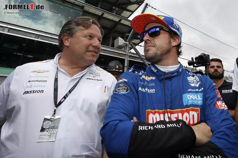 Fernando Alonso (zweimaliger Formel-1-Weltmeister): Der Spanier versucht 2017 als ein weiterer Star der Königsklasse sein Glück. Mit Andretti Autosport und Honda hat Alonso potente Partner. Bitter: Ausgerechnet ein Motorschaden beendet seinen Traum vom Sieg. 2019 scheitert er an der Qualifikation. 2020 kommt er als 21. ins Ziel. Foto zur News: Fernando Alonso (zweimaliger Formel-1-Weltmeister): Der Spanier versucht 2017 als ein weiterer Star der Königsklasse sein Glück. Mit Andretti Autosport und Honda hat Alonso potente Partner. Bitter: Ausgerechnet ein Motorschaden beendet seinen Traum vom Sieg. 2019 scheitert er an der Qualifikation. 2020 kommt er als 21. ins Ziel.