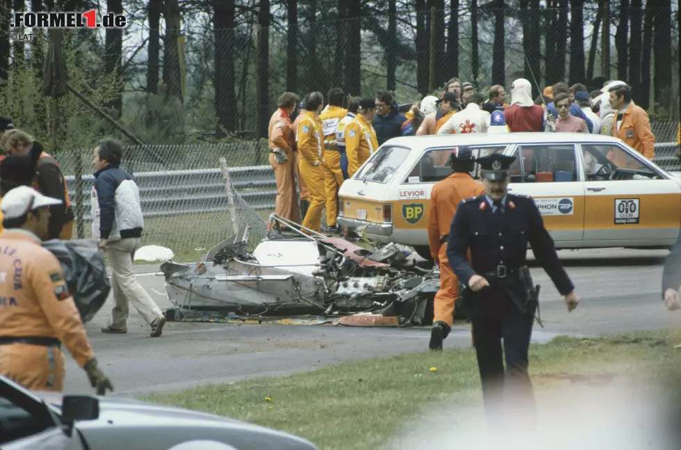 Foto zur News: ...verunglückte Villeneuve auf der erbitterten Jagd nach der Pole bei einem Auffahrunfall tödlich. Pironi brach sich im gleichen Jahr in Hockenheim die Beine und starb 1987 bei einem Speedboot-Unfall. Witwe Catherine brachte Monate später Zwillinge zur Welt und nannte sie Gilles und Didier. Weniger tragisch, aber...