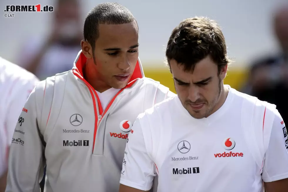 ...dauerte es zehn Jahre lang, ehe in der Formel 1 wieder mit allen Mitteln gegeneinander gekämpft wurde: 2007 weckte der McLaren-Stallkrieg zwischen Fernando Alonso und Rookie Lewis Hamilton Erinnerungen an Senna und Prost. Pikant: Alonso erpresste Teamchef Ron Dennis in Ungarn, Hamilton müsse hinter ihm ins Ziel kommen, sonst... Foto zur News: ...dauerte es zehn Jahre lang, ehe in der Formel 1 wieder mit allen Mitteln gegeneinander gekämpft wurde: 2007 weckte der McLaren-Stallkrieg zwischen Fernando Alonso und Rookie Lewis Hamilton Erinnerungen an Senna und Prost. Pikant: Alonso erpresste Teamchef Ron Dennis in Ungarn, Hamilton müsse hinter ihm ins Ziel kommen, sonst...