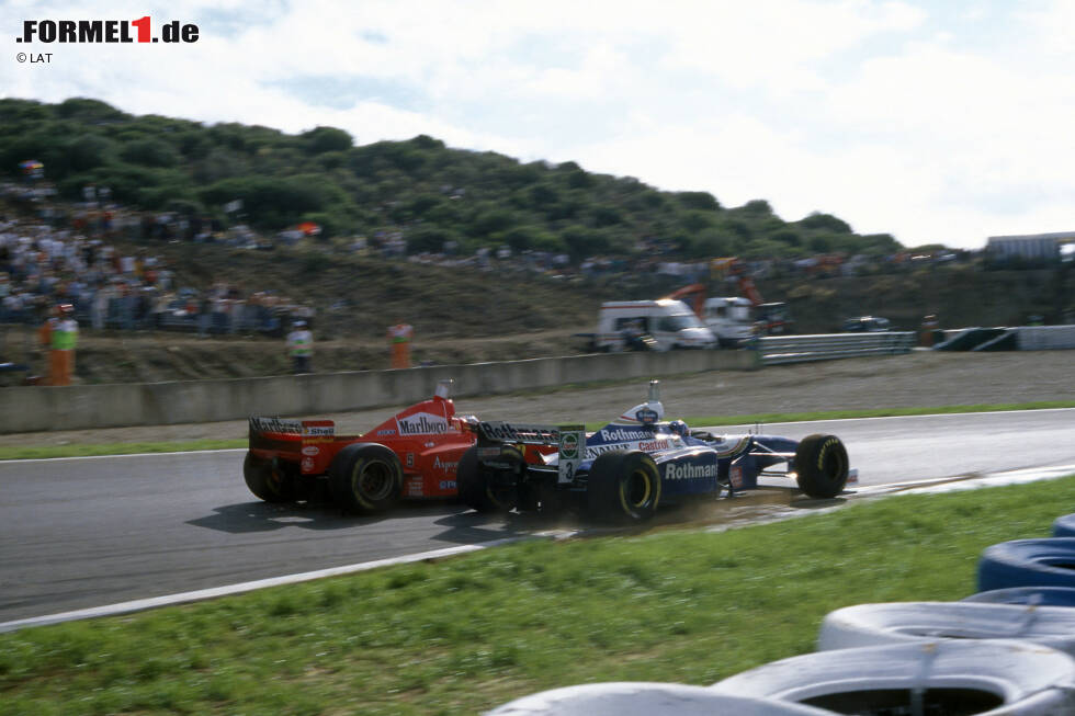 Foto zur News: ...Villeneuve. Besonders in Erinnerung bleibt der legendäre Rammstoß Schumachers in Jerez im Jahr 1997, der viele an Adelaide 1994 erinnerte. Doch im Gegensatz zu damals konnte der Williams-Pilot weiterfahren und holte den Titel. Nach dem Krieg zwischen Schumacher und Villeneuve...
