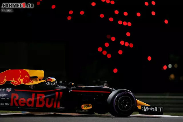 Foto zur News: Daniel Ricciardo wird am Freitag von Romain Grosjean aufgehalten.
Team: "Okay, Kumpel, wir haben es gesehen. Sah so aus, als stand dir Grosjean im Weg."
Ricciardo: "Nein, alles gut. Er stand mir nicht im Weg."
Team: "Ich bin mir nicht sicher, ob dein Sarkasmus richtig rüberkommt."
Ricciardo: "Yeah *******!"
Team: "Verstanden."