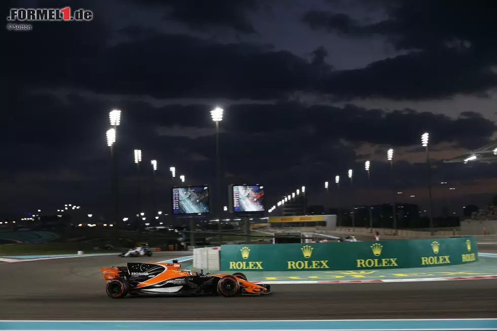 Fernando Alonso kann 2018 kaum erwarten.
Alonso: "Ich habe für nächstes Jahr schon mal ein paar Donuts geübt."
Team: "Ja, Kumpel. Habe ich gesehen." Foto zur News: Fernando Alonso kann 2018 kaum erwarten.
Alonso: "Ich habe für nächstes Jahr schon mal ein paar Donuts geübt."
Team: "Ja, Kumpel. Habe ich gesehen."