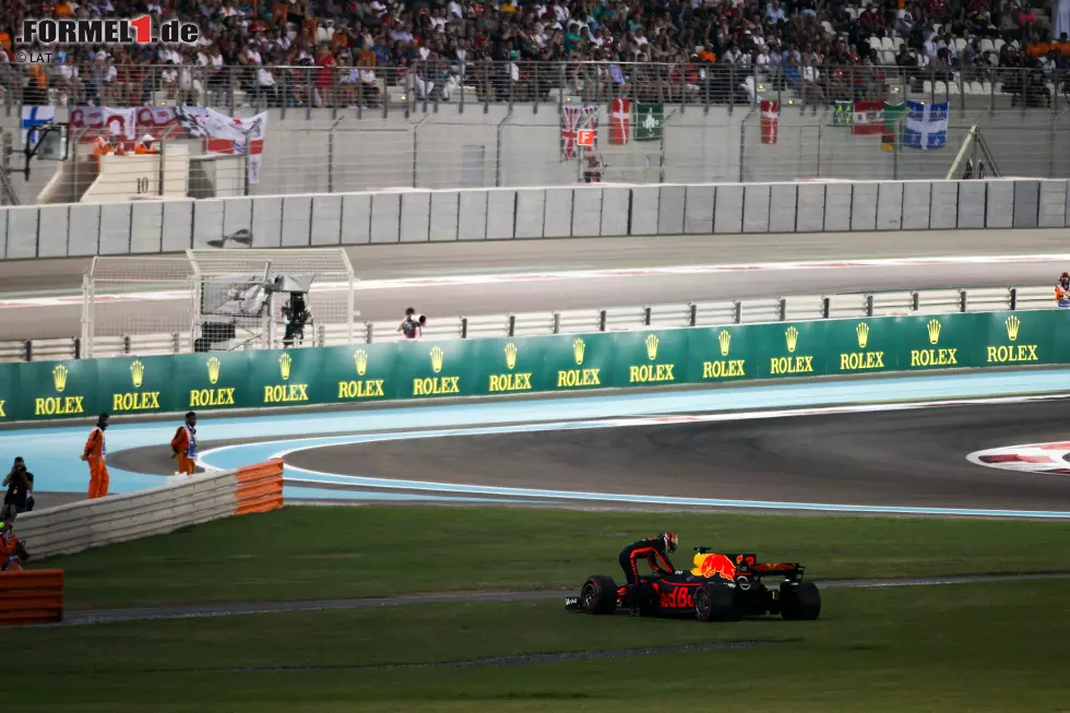 Daniel Ricciardo kurz vor Ausfall.
Ricciardo: "Ich glaube, ich habe einen Platten."
Ricciardo: "Irgendwas fühlt ich vorn immer noch merkwürdig an. Ich glaube, mir geht die Servolenkung flöten."
Team: "Wechsle wenn möglich keine Gänge."
Ricciardo: "Ich soll im Sechsten bleiben? Das war's. Das war's."
Team: "Du warst schneller als Kimi." Foto zur News: Daniel Ricciardo kurz vor Ausfall.
Ricciardo: "Ich glaube, ich habe einen Platten."
Ricciardo: "Irgendwas fühlt ich vorn immer noch merkwürdig an. Ich glaube, mir geht die Servolenkung flöten."
Team: "Wechsle wenn möglich keine Gänge."
Ricciardo: "Ich soll im Sechsten bleiben? Das war's. Das war's."
Team: "Du warst schneller als Kimi."