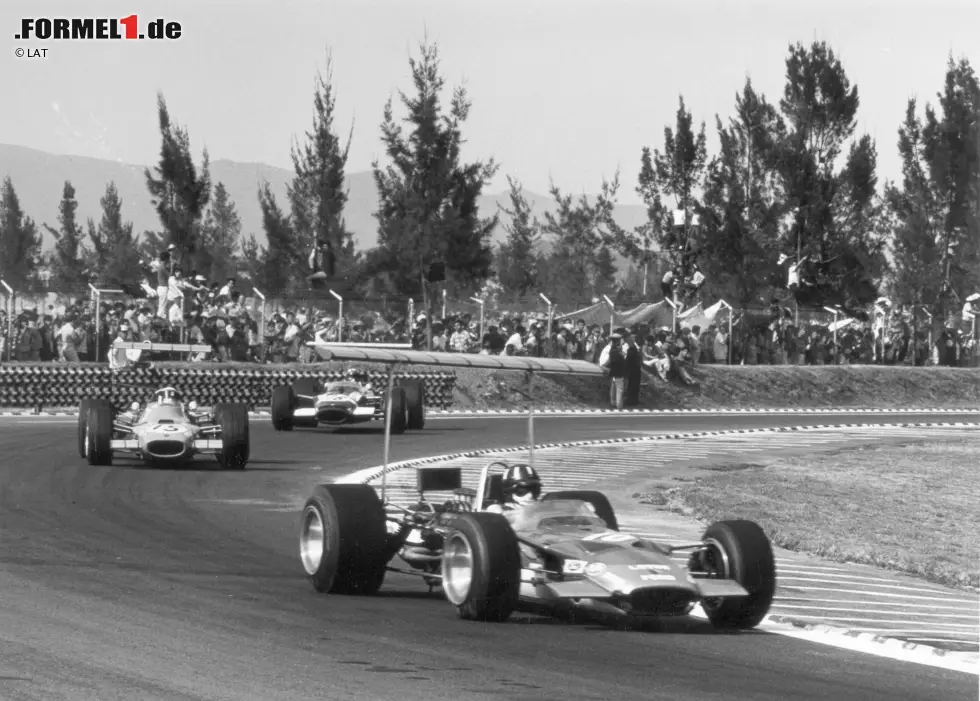 Noch eine bessere Quote: Erneut sieben Sieger - dieses Mal in nur zwölf Rennen! Da kommt es wenig überraschend, dass beim Saisonfinale in Mexiko (Foto) mit Hill, Hulme und Stewart noch drei Fahrer Chancen auf den Titel. Die drei sind auch die einzigen Piloten, die 1968 mehr als ein Rennen gewinnen können. Der Titel geht am Ende an Hill. Foto zur News: Noch eine bessere Quote: Erneut sieben Sieger - dieses Mal in nur zwölf Rennen! Da kommt es wenig überraschend, dass beim Saisonfinale in Mexiko (Foto) mit Hill, Hulme und Stewart noch drei Fahrer Chancen auf den Titel. Die drei sind auch die einzigen Piloten, die 1968 mehr als ein Rennen gewinnen können. Der Titel geht am Ende an Hill.