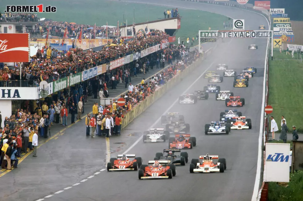 Obwohl Lauda nur dreimal auf der obersten Stufe des Podiums steht, krönt er sich 1977 bereits drei Rennen vor Saisonende zum Weltmeister. Den Unterschied machen seine sieben weiteren Podestplätze, während seinen Gegnern genau diese Konstanz fehlt. Da stört es den Österreicher nicht, dass es in diesem Jahr noch sieben andere Sieger gibt. Foto zur News: Obwohl Lauda nur dreimal auf der obersten Stufe des Podiums steht, krönt er sich 1977 bereits drei Rennen vor Saisonende zum Weltmeister. Den Unterschied machen seine sieben weiteren Podestplätze, während seinen Gegnern genau diese Konstanz fehlt. Da stört es den Österreicher nicht, dass es in diesem Jahr noch sieben andere Sieger gibt.