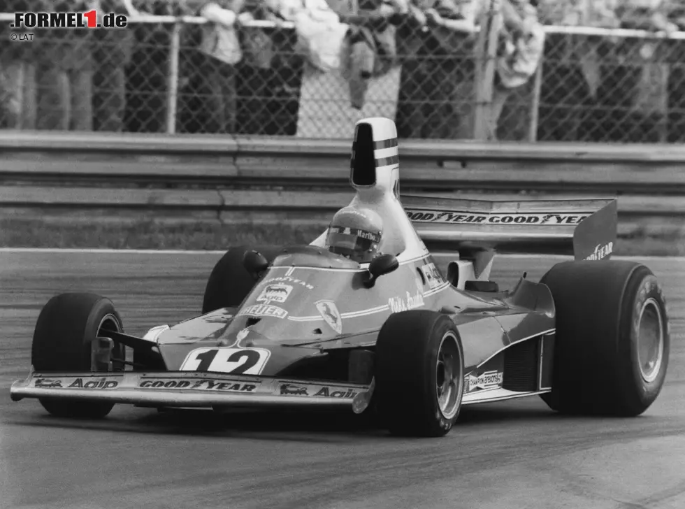 Auch 1975 fehlt Laudas Gegnern die Konstanz: Der Ferrari-Pilot gewinnt insgesamt fünf Rennen und krönt sich ausgerechnet in Monza (Foto) ein Rennen vor Saisonende zum Weltmeister. Vizechampion Fittipaldi bringt es immerhin auf zwei Siege, doch davon abgesehen gibt es sieben Piloten, die nur exakt einmal ganz oben auf dem Podest stehen. Foto zur News: Auch 1975 fehlt Laudas Gegnern die Konstanz: Der Ferrari-Pilot gewinnt insgesamt fünf Rennen und krönt sich ausgerechnet in Monza (Foto) ein Rennen vor Saisonende zum Weltmeister. Vizechampion Fittipaldi bringt es immerhin auf zwei Siege, doch davon abgesehen gibt es sieben Piloten, die nur exakt einmal ganz oben auf dem Podest stehen.