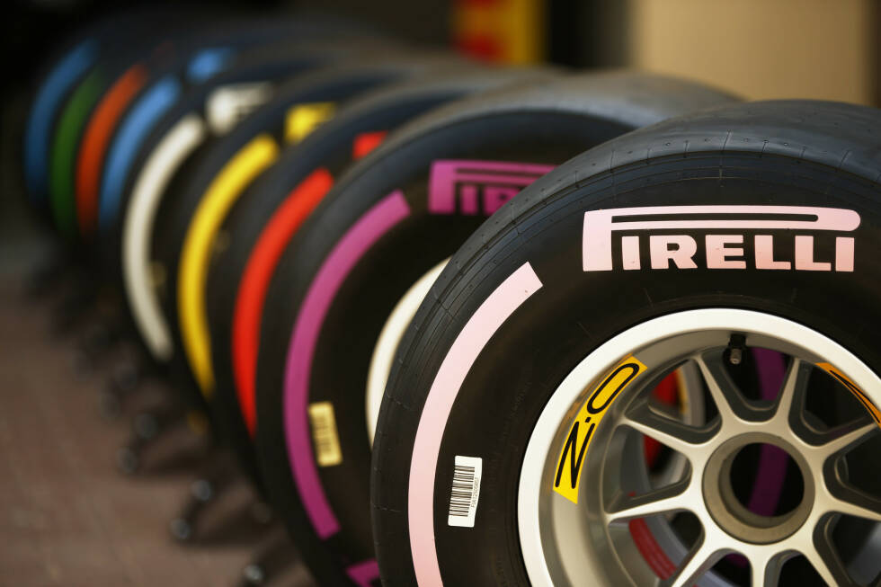 Foto zur News: Spannend wird auch, wie sich die neuen, weicheren Pirelli-Mischungen auf die Rennen auswirken werden: Die Italiener werden ihr Reifenkontingent 2018 um zwei Mischungen ausbauen. Neu sind der orange Superhard- und der pinke Hypersoft-Reifen.
