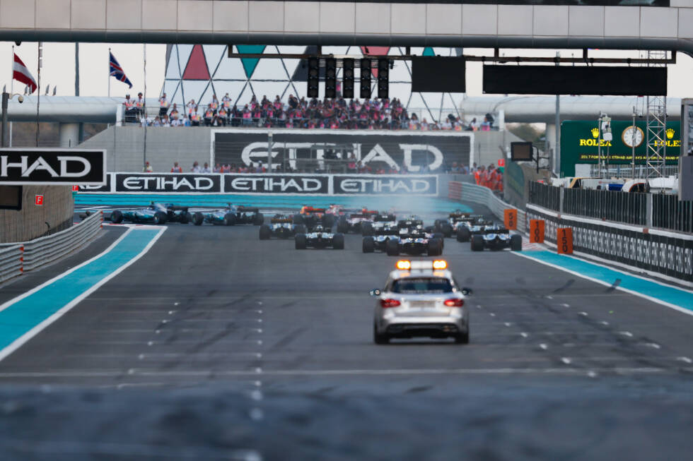 Foto zur News: Mit dem Start in Abu Dhabi raste die Formel 1 bereits mit Vollgas in die Saison 2018. Doch wovon müssen wir uns dadurch verabschieden und welche Änderungen hält die kommende Formel-1-Saison für uns bereit? Hier erhältst du die perfekte Vorbereitung auf das neue Grand-Prix-Jahr ...