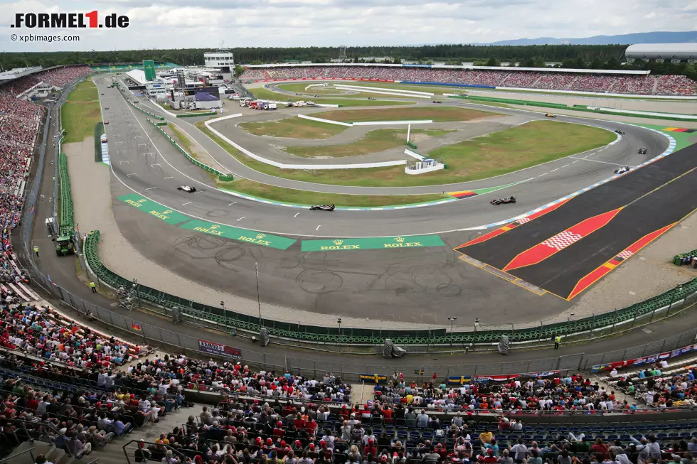 Nach einer Woche Pause gibt es zur Freude der deutschen Fans ein Formel-1-Comeback in Hockenheim, nachdem der Grand Prix dieses Jahr nicht stattfand. Man darf gespannt sein, ob die breiteren, schnelleren Autos und ein mögliches Duell zwischen Mercedes und Ferrari 2018 mehr Zuschauer an die Traditionsstrecke locken werden als zuletzt. Foto zur News: Nach einer Woche Pause gibt es zur Freude der deutschen Fans ein Formel-1-Comeback in Hockenheim, nachdem der Grand Prix dieses Jahr nicht stattfand. Man darf gespannt sein, ob die breiteren, schnelleren Autos und ein mögliches Duell zwischen Mercedes und Ferrari 2018 mehr Zuschauer an die Traditionsstrecke locken werden als zuletzt.