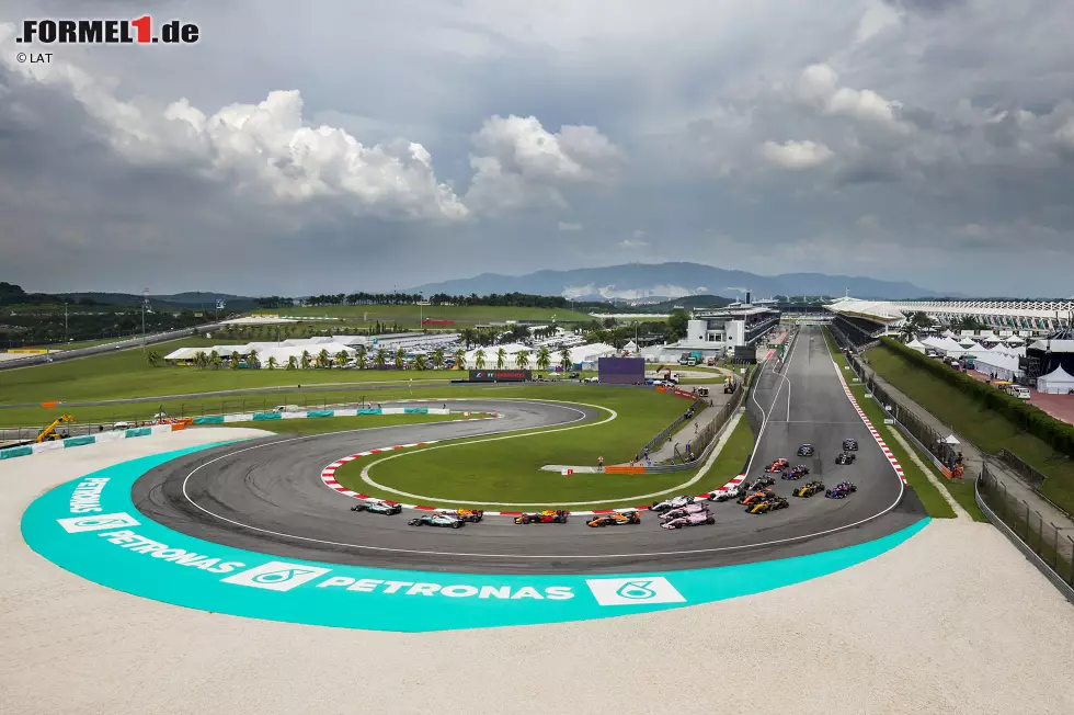 Nicht nur von Persönlichkeiten müssen wir uns verabschieden, sondern auch von Schauplätzen: Ausgerechnet vor dem 20. Grand Prix zieht sich Malaysia aus finanziellen Gründen aus dem Formel-1-Kalender zurück. Das Tropenrennen, bei dem manchmal blitzartig Monsunschauer einsetzten, wird der Formel 1 fehlen. Foto zur News: Nicht nur von Persönlichkeiten müssen wir uns verabschieden, sondern auch von Schauplätzen: Ausgerechnet vor dem 20. Grand Prix zieht sich Malaysia aus finanziellen Gründen aus dem Formel-1-Kalender zurück. Das Tropenrennen, bei dem manchmal blitzartig Monsunschauer einsetzten, wird der Formel 1 fehlen.