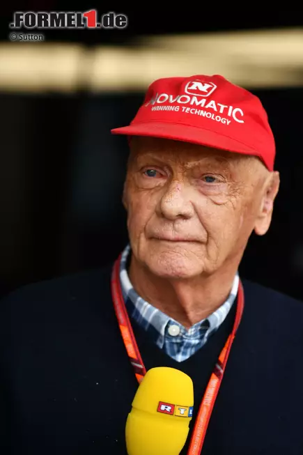 Nicht mehr so omnipräsent wird auch Formel-1-Legende Niki Lauda sein: Der Mercedes-Aufsichtsratsvorsitzende erklärte beim Saisonfinale in Abu Dhabi völlig überraschend nach 21 Jahren seinen Rücktritt als RTL-Experte und sorgte bei Doppelpass-Partner Florian König für Tränen. Aber keine Sorge: Niki wird der Formel 1 erhalten bleiben! Foto zur News: Nicht mehr so omnipräsent wird auch Formel-1-Legende Niki Lauda sein: Der Mercedes-Aufsichtsratsvorsitzende erklärte beim Saisonfinale in Abu Dhabi völlig überraschend nach 21 Jahren seinen Rücktritt als RTL-Experte und sorgte bei Doppelpass-Partner Florian König für Tränen. Aber keine Sorge: Niki wird der Formel 1 erhalten bleiben!