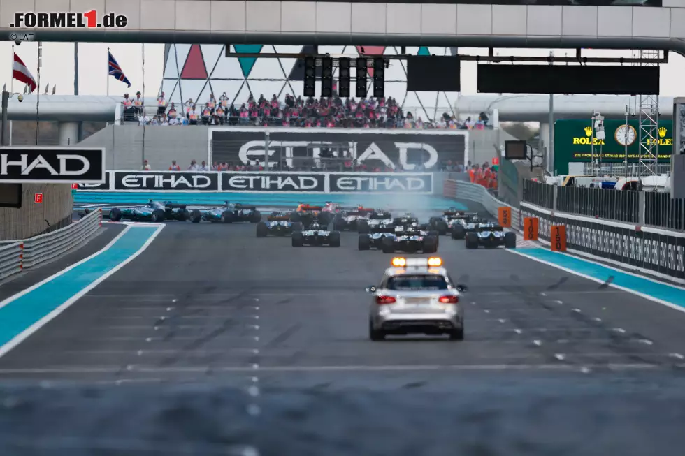 Mit dem Start in Abu Dhabi raste die Formel 1 bereits mit Vollgas in die Saison 2018. Doch wovon müssen wir uns dadurch verabschieden und welche Änderungen hält die kommende Formel-1-Saison für uns bereit? Hier erhältst du die perfekte Vorbereitung auf das neue Grand-Prix-Jahr ... Foto zur News: Mit dem Start in Abu Dhabi raste die Formel 1 bereits mit Vollgas in die Saison 2018. Doch wovon müssen wir uns dadurch verabschieden und welche Änderungen hält die kommende Formel-1-Saison für uns bereit? Hier erhältst du die perfekte Vorbereitung auf das neue Grand-Prix-Jahr ...