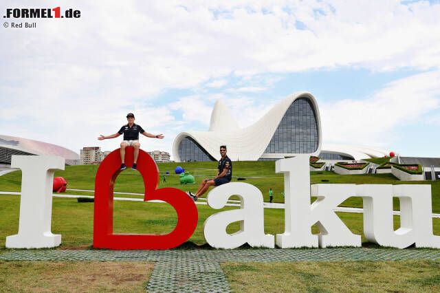 Foto zur News: Das Geidar-Alijew-Zentrum, eine Kulturstätte vor den Toren von Baku, ist für viele Aserbaidschan-Touristen ein Fixpunkt auf dem Sightseeing-Plan. Selbst die beiden Red-Bull-Stars Max Verstappen und Daniel Ricciardo nutzen die Gelegenheit, sich vor dem Grand Prix kulturell fortzubilden.