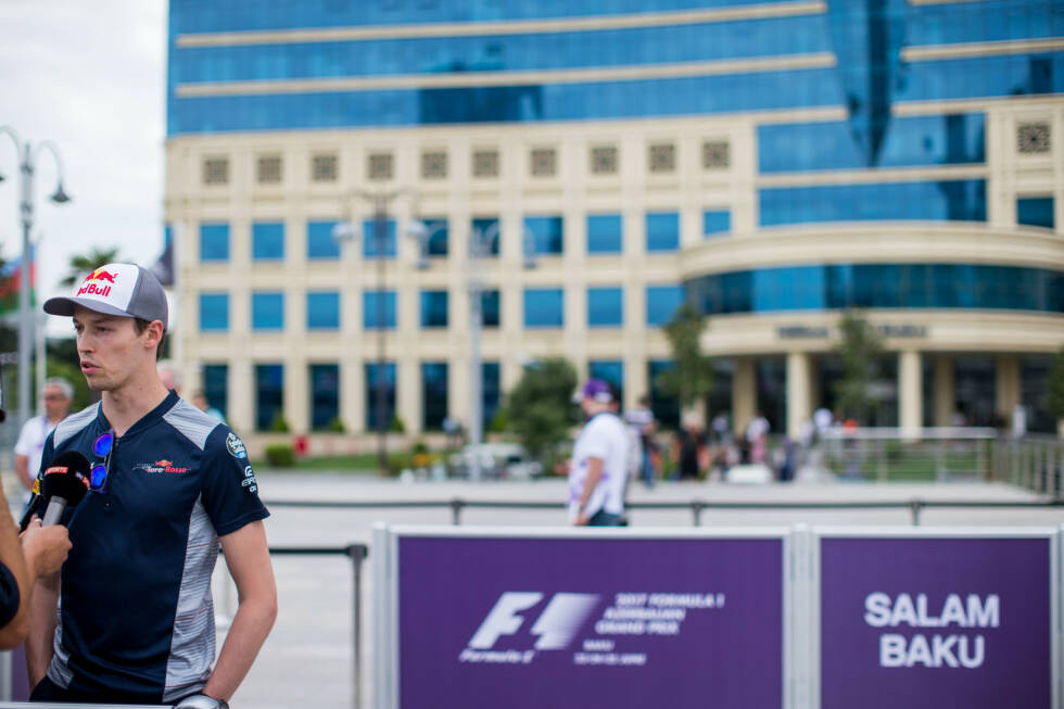 Foto zur News: Geliebt wird Baku von den Fahrern aber vor allem aus einem Grund: Das Hilton-Hotel befindet sich in unmittelbarer Nähe des Paddocks, fußläufig von der Interviewzone. So kurz sind die Wege für die Stars nicht einmal in Monte Carlo.