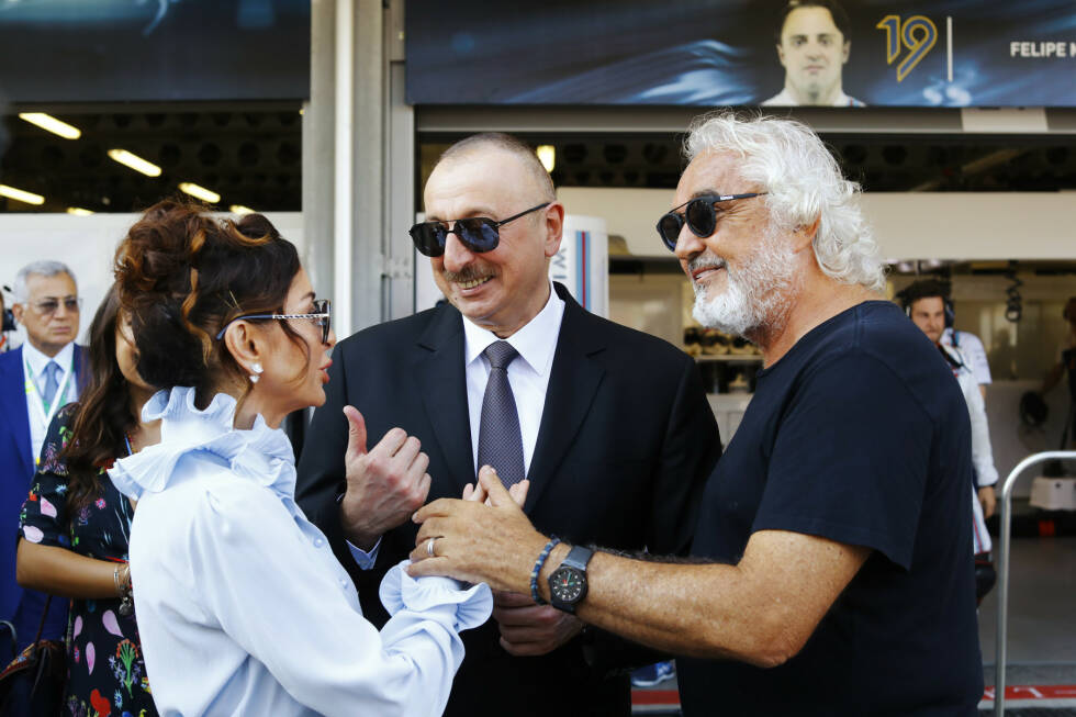 Foto zur News: Eingefädelt hat den Deal zwischen Aserbaidschan und der Formel 1 übrigens Flavio Briatore. Der betreibt in unmittelbarer Nähe der Grand-Prix-Strecke einen seiner Billionaire-Clubs. Und hat im Vorbeigehen einen Baku-Botschaftervertrag für seinen Freund Fernando Alonso eingetütet. Sicher alles recht lukrativ.