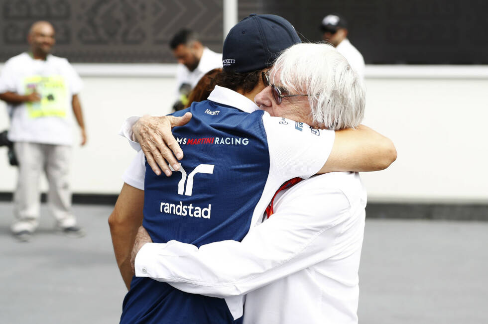 Foto zur News: Wo Despoten und Flavio Briatore sind, ist Bernie Ecclestone nicht weit. Der entmachtete Formel-1-Boss wird von Felipe Massa herzlich umarmt. Und gibt gemeinsam mit Briatore ein höchst merkwürdig anmutendes Facebook-Live-Interview mit der PR-Abteilung des Baku City Circuit.
