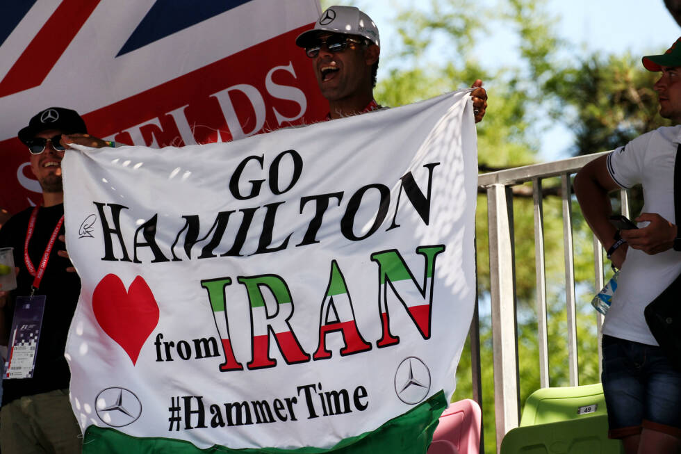 Foto zur News: Lewis Hamilton hat seine Fans überall: In Baku kommen sie sogar aus dem Iran. #HammerTime hat Sebastian Vettel diesmal aber etwas anders interpretiert. Der Hammer war in Runde 19 des actionreichen Rennens sein Ferrari.