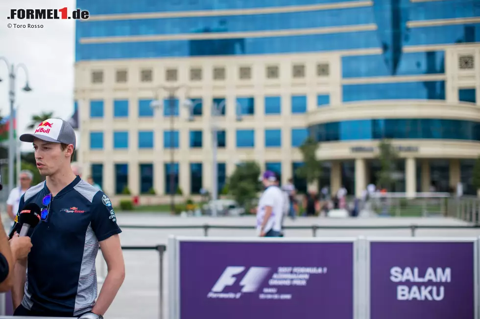 Geliebt wird Baku von den Fahrern aber vor allem aus einem Grund: Das Hilton-Hotel befindet sich in unmittelbarer Nähe des Paddocks, fußläufig von der Interviewzone. So kurz sind die Wege für die Stars nicht einmal in Monte Carlo. Foto zur News: Geliebt wird Baku von den Fahrern aber vor allem aus einem Grund: Das Hilton-Hotel befindet sich in unmittelbarer Nähe des Paddocks, fußläufig von der Interviewzone. So kurz sind die Wege für die Stars nicht einmal in Monte Carlo.