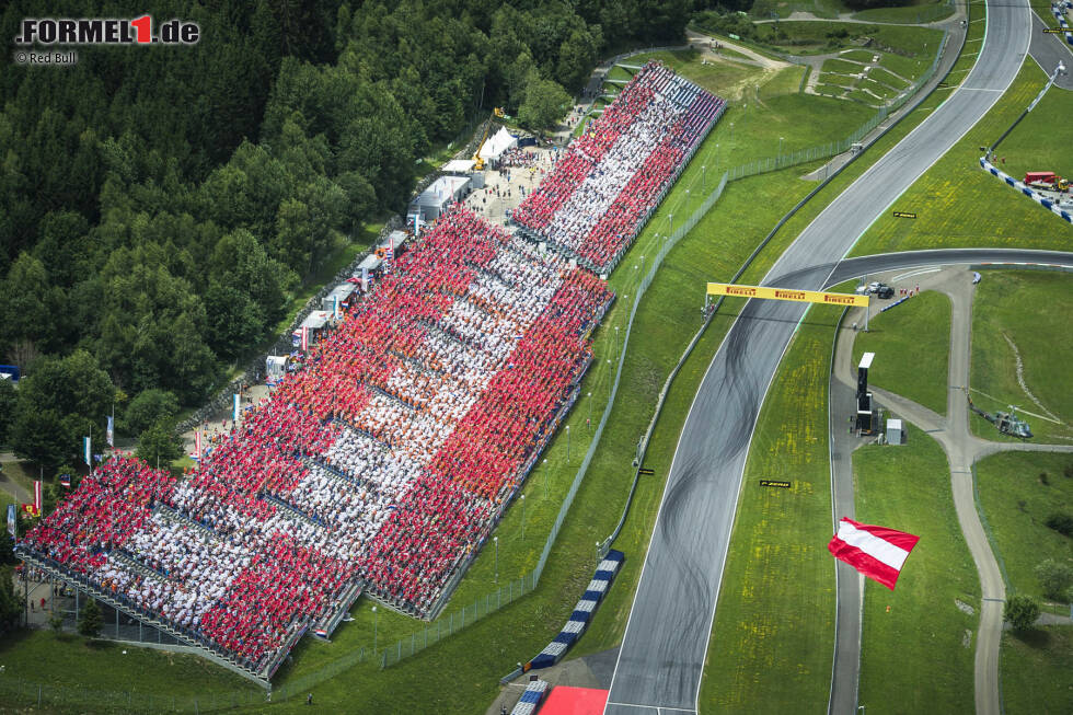 Foto zur News: 145.000 Zuschauer lockt der Grand Prix von Österreich an den Red-Bull-Ring in Spielberg, aber auch wenn dieses Hubschrauberfoto suggeriert, dass die meisten davon Einheimische waren: ...