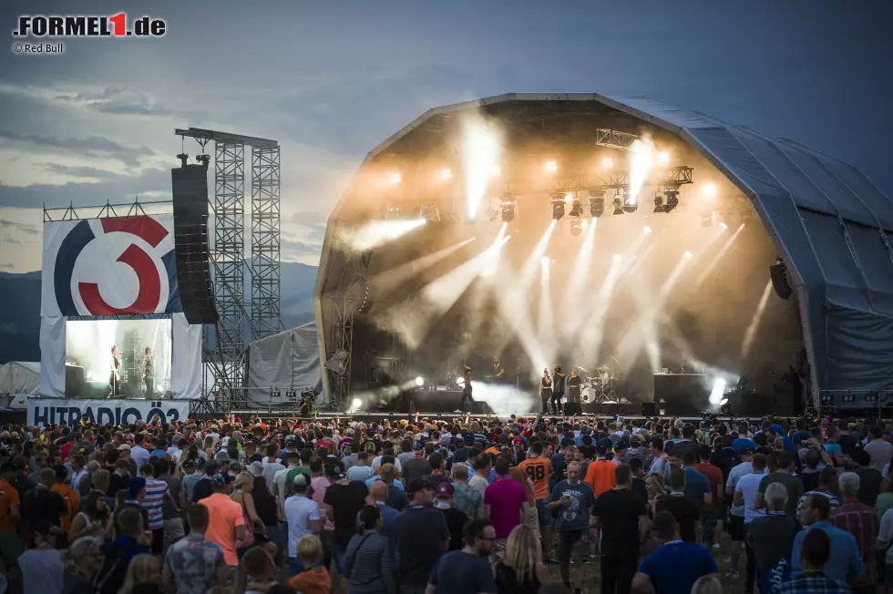 Foto zur News: Red Bull setzt viel in Bewegung, um den &quot;Holiday-Grand-Prix&quot; zu einem rund um die Uhr unterhaltsamen Event zu machen. Auf der Showbühne etwa treten nationale Stars wie die EAV und internationale wie Passenger auf. Gratis für jeden, der ein Formel-1-Ticket hat.