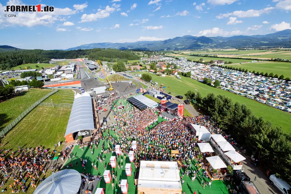 Foto zur News: Aufgewertet im Vergleich zu vergangenen Jahren die Fanzone auf dem Hügel bei Kurve 1. Auf der Showbühne werden die Formel-1-Stars interviewt, anschließend schreiben sie Autogramme und lassen Selfies machen. Und es gibt diverse Gewinnspiele, ...