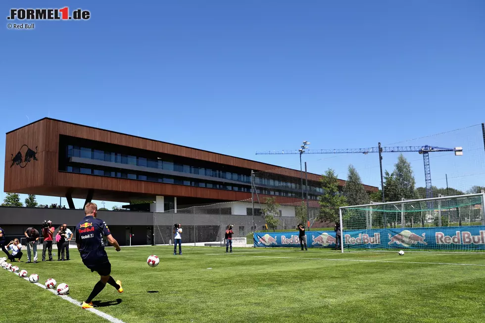 Heimrennen heißt für die Red-Bull-Stars, im Vorfeld etwas Promotion für die österreichischen Red-Bull-Sportvereine zu machen. So kicken Max Verstappen und Daniel Ricciardo mit dem Bullen-Nachwuchs in der Akademie in Salzburg ... Foto zur News: Heimrennen heißt für die Red-Bull-Stars, im Vorfeld etwas Promotion für die österreichischen Red-Bull-Sportvereine zu machen. So kicken Max Verstappen und Daniel Ricciardo mit dem Bullen-Nachwuchs in der Akademie in Salzburg ...