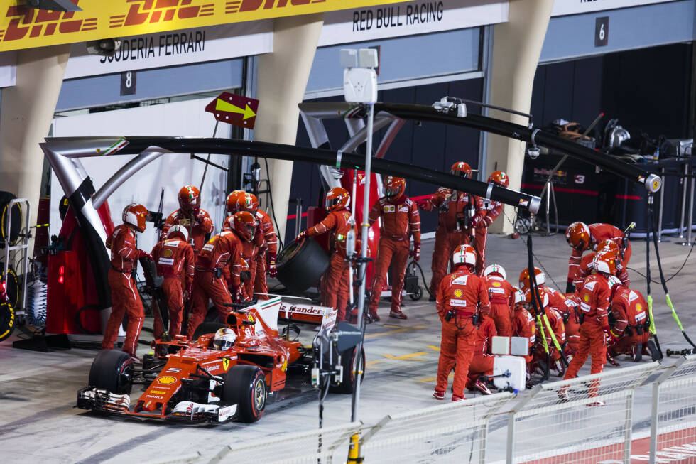 Foto zur News: Runde 10: Während Bottas funkt, dass seine Hinterreifen abbauen, biegt Vettel zum &quot;Undercut&quot; an die Box ab. Der smarte Schachzug, drei Runden vor Mercedes Reifen zu wechseln, bringt ihm die Führung ein.