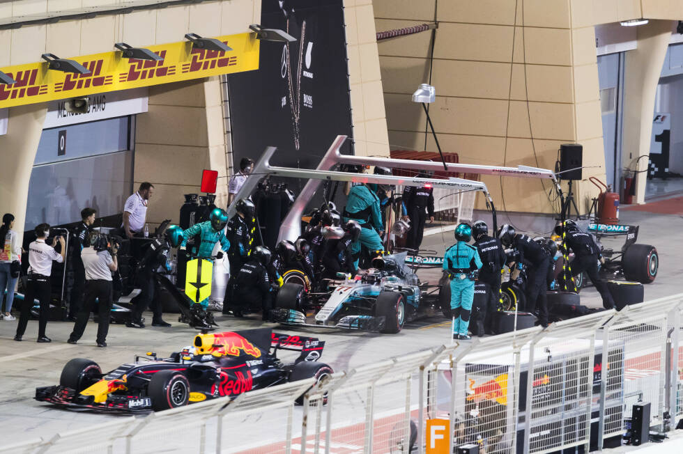 Foto zur News: Während der Safety-Car-Phase holt Mercedes beide Autos an die Box. Aber Bottas verliert die Führung an Vettel, und Hamilton kassiert eine Fünf-Sekunden-Strafe, weil er in der Boxeneinfahrt vor Ricciardo absichtlich trödelt. Die Gerechtigkeit siegt ohnehin: Ricciardo übernimmt P3 von Hamilton, ...