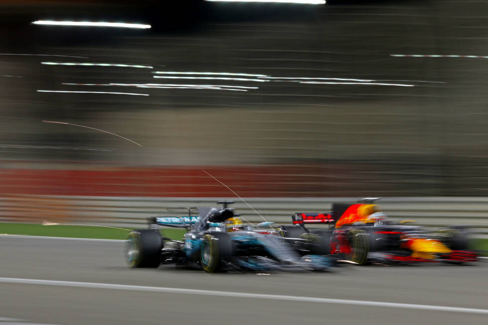 Foto zur News: ... aber nicht für lange, denn sein Traum vom Sieg platzt gleich in der ersten Runde nach dem Wechsel von Supersoft auf Soft: Der Reihe nach ziehen Hamilton, Massa und Räikkönen am Red Bull vorbei. Plötzlich ist Ricciardo nur noch Sechster.
