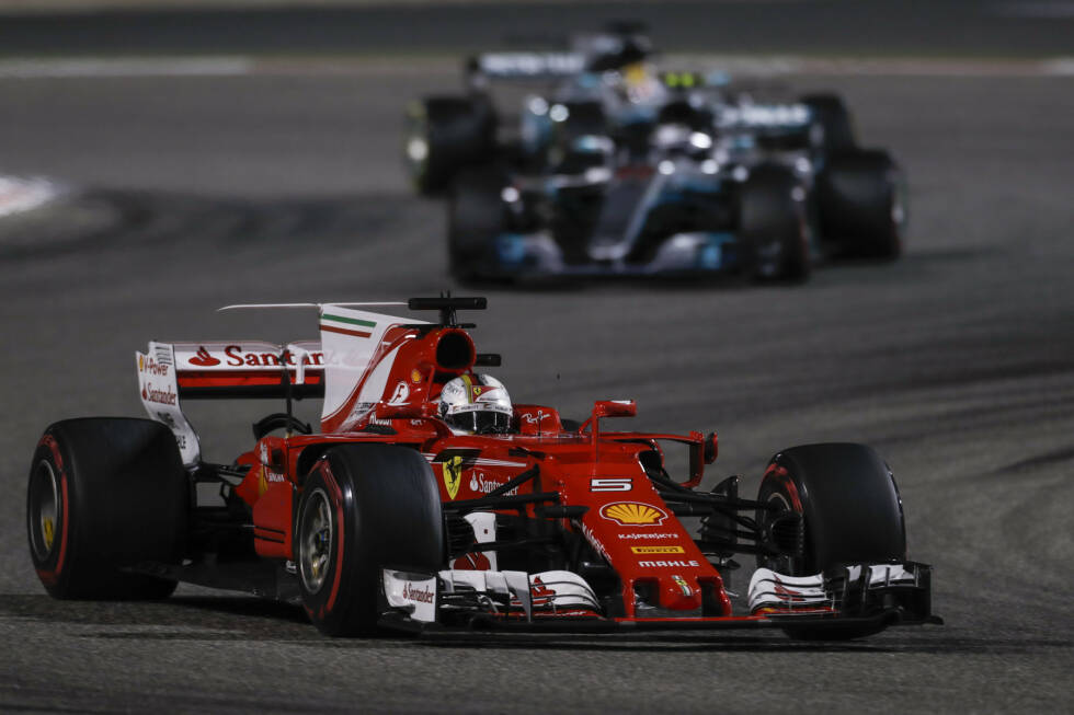 Foto zur News: Für Vettel läuft&#039;s indes wie geschmiert: Bei freier Fahrt baut er den Vorsprung auf Bottas von 0,6 (Runde 17) auf 6,1 Sekunden (Runde 27) aus. Der Ferrari ist im Renntrimm erneut das schnellste Auto.