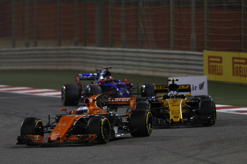 Foto zur News: Doch hinter dem Fernduell Vettel vs. Hamilton gibt&#039;s auch noch ein Rennen. Fernando Alonso fightet lange gegen Jolyon Palmer und Daniil Kwjat. Wegen fehlender Honda-Power reißt ihm der Geduldsfaden: &quot;Der schlechteste Motor, den ich je gefahren bin!&quot; Kurz vor Schluss scheidet er aus. Verdacht auf Motorschaden.