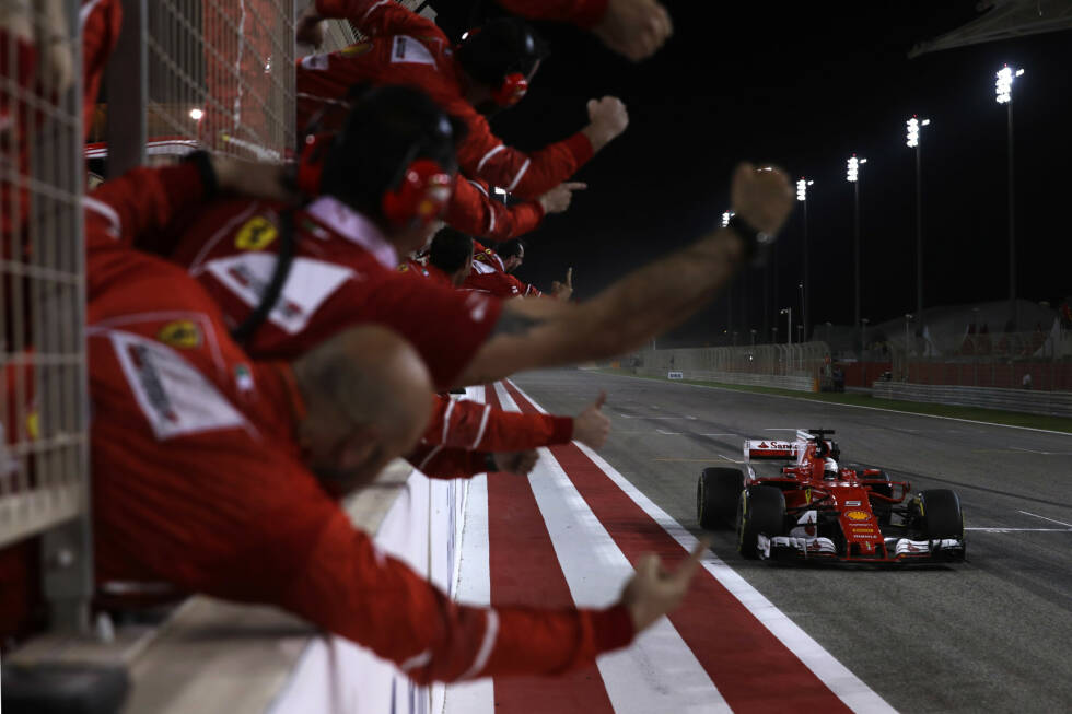 Foto zur News: Drei Runden vor Schluss ist dann auch Hamiltons Aufholjagd beendet: Bei 5,9 (am Ende 6,7) Sekunden Rückstand sieht er ein, dass Vettel uneinholbar ist. Und Ferrari jubelt über den zweiten Saisonsieg: &quot;Was für ein Rennen, Seb. Du warst der Schnellste!&quot;