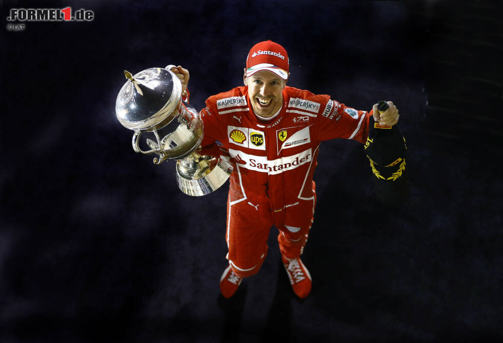 Foto zur News: Drittes Rennen, zweiter Sieg, zum dritten Mal das schnellste Auto: Sebastian Vettel feiert nach 2012 und 2013 seinen dritten Triumph in Bahrain und übernimmt die alleinige WM-Führung vor Lewis Hamilton. Außer den beiden war 2017 noch keiner Erster oder Zweiter. Jetzt durch die Highlights klicken!