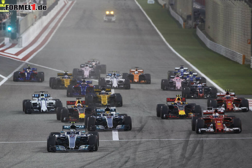 Foto zur News: Aber schon am Start schnupft er den ersten Silberpfeil, weil Hamilton nicht optimal wegkommt. Weiter hinten schnappt sich Max Verstappen nicht nur Daniel Ricciardo, sondern auch Kimi Räikkönen.