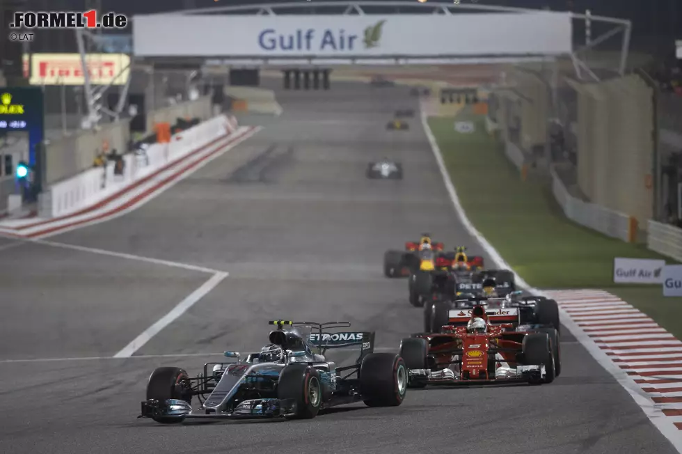 Foto zur News: Der fällt ein paar Meter weiter, beim missglückten Angriff auf die Red Bulls, hinter Felipe Massa zurück. Vorne bleibt&#039;s spannend: Nach sieben Runden liegen die Top 5 innerhalb von drei Sekunden, weil Bottas mit zu hohem Reifendruck alle aufhält. Und Ricciardo wittert Siegchancen, weil außer ihm alle kämpfen.