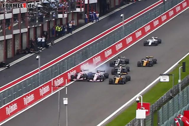 Im Kampf um P8 kracht es bei Force India: Sergio Perez wählt den falschen Motorenmodus, hat zu wenig Hybrid-Power und ist plötzlich mit Nico Hülkenberg beschäftigt, den er bereits abgeschüttelt wähnte. Auf der anderen Seite will Esteban Ocon vorbei. Dass beide Autos heil bleiben, gleicht einem Wunder. Foto zur News: Im Kampf um P8 kracht es bei Force India: Sergio Perez wählt den falschen Motorenmodus, hat zu wenig Hybrid-Power und ist plötzlich mit Nico Hülkenberg beschäftigt, den er bereits abgeschüttelt wähnte. Auf der anderen Seite will Esteban Ocon vorbei. Dass beide Autos heil bleiben, gleicht einem Wunder.