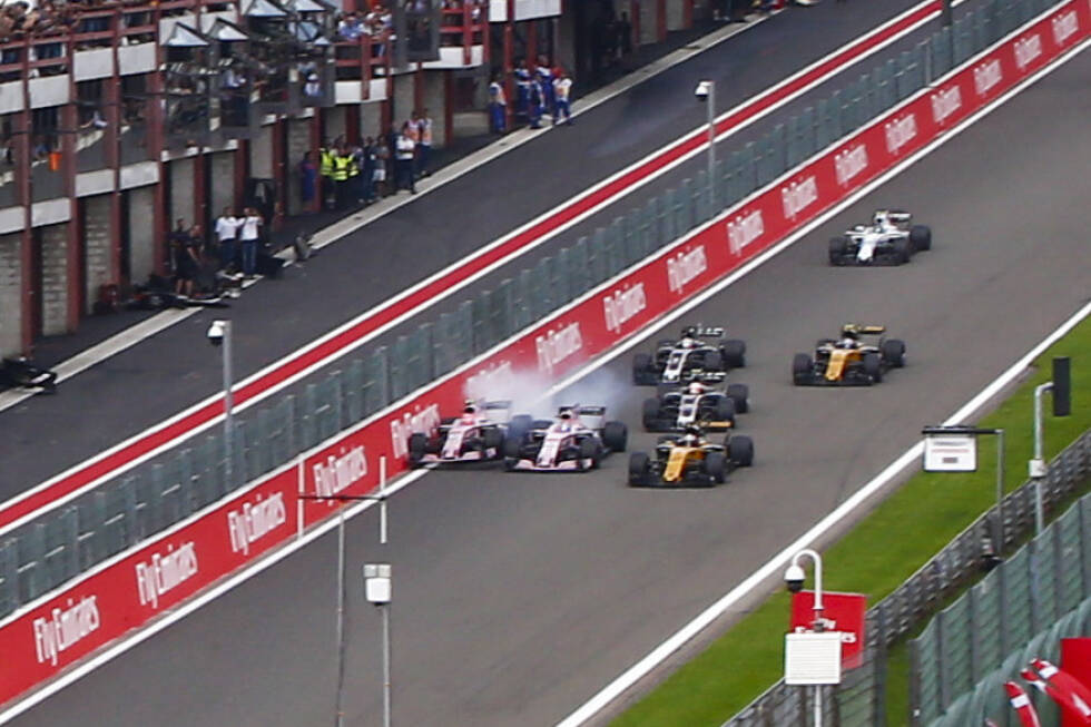 Foto zur News: Im Kampf um P8 kracht es bei Force India: Sergio Perez wählt den falschen Motorenmodus, hat zu wenig Hybrid-Power und ist plötzlich mit Nico Hülkenberg beschäftigt, den er bereits abgeschüttelt wähnte. Auf der anderen Seite will Esteban Ocon vorbei. Dass beide Autos heil bleiben, gleicht einem Wunder.
