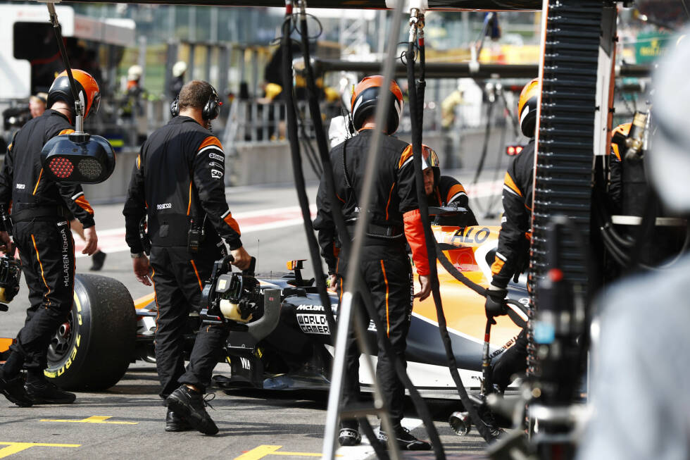 Foto zur News: In der 26. Runde ist Alonsos Rennen vorbei. &quot;Engine, engine&quot;, funkt er entnervt. Später stellen die Honda-Ingenieure fest: Der Motor wies keinen Defekt auf. Hatte der Spanier einfach keine Lust mehr? Ein Indiz dafür sein knurriger Funkspruch kurz davor: &quot;Kein Funk mehr bis zum Ende des Rennens!&quot;