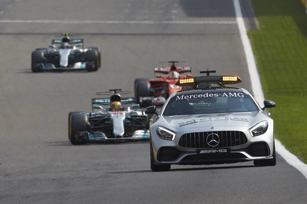 Foto zur News: Während der Safety-Car-Phase wechselt Hamilton auf Soft, Vettel auf Ultrasoft. Und Hamilton fällt es schwer, seine Reifen auf Temperatur zu halten: &quot;Warum fährt der so langsam?&quot;, meckert er in Richtung Bernd Mayländer.