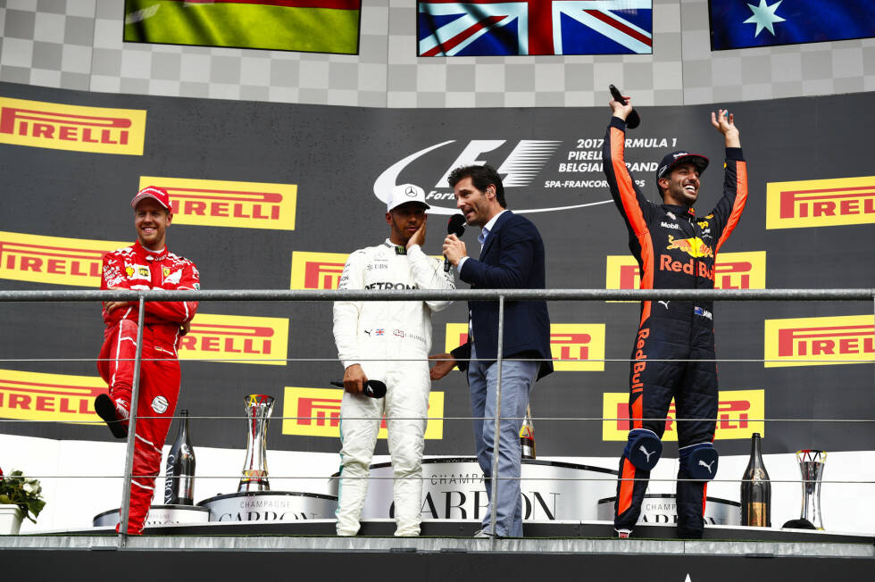 Foto zur News: Daniel Ricciardo stiehlt im Finish allen die Show: zuerst mit seinem tollen Manöver gegen Räikkönen und Valtteri Bottas bei Les Combes, dann auf dem Podium, als Mark Webber Sieger Hamilton interviewt - und Webber die Verstappen-Fans mit La Ola tröstet. Starker Sechster: Nico Hülkenberg.