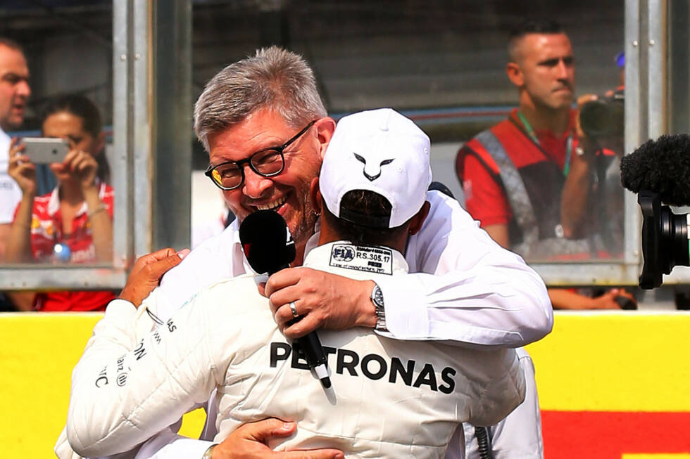 Foto zur News: Ausgerechnet in Spa, in Michael Schumachers Wohnzimmer, stellt Hamilton mit seiner 68. Pole-Position dessen alten Rekord ein. Ross Brawn gratuliert im Namen der Schumacher-Familie - und Hamilton ist zu Tränen gerührt. Lokalmatador Stoffel Vandoorne startet als Letzter: 65 Plätze Strafe wegen Komponentenwechsel.