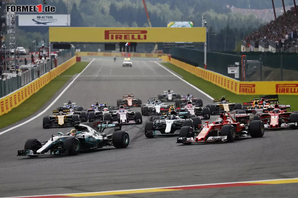 Foto zur News: Der Start: Die Top 6 kommen sauber durch die Haarnadel La Source, und auch dahinter herrscht Disziplin im Feld. Fernando Alonso trifft den Kupplungspunkt am besten und schießt von P10 auf P7. Während sich Hamilton vor Vettel behauptet, ...