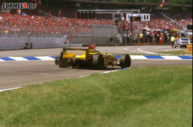 Foto zur News: ...direkt hinter Fisichella auf die Strecke zurück. Er hetzt den Italiener, der bei Benetton sein Nachfolger werden sollte, in einen Fehler und übernimmt wieder die Führung. Für Fisichella sollte es noch schlimmer kommen: Wrackteile beschädigen seinen linken Hinterreifen und zerstören damit sein Rennen. Auch nicht gerade glücklich...