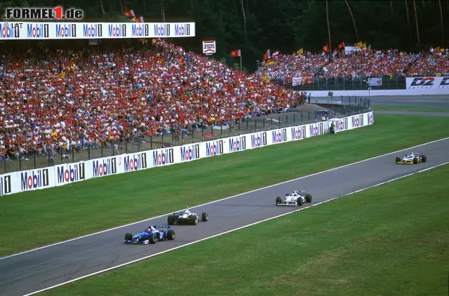 Foto zur News: ...erweist sich am Ende der ersten Runde McLaren-Pilot David Coulthard: Er dreht sich eingangs des Motodroms und hat Glück, dass ihm die heranrasenden Boliden ausweichen können. Bergers Plan, bis zum ersten Stopp genügend Vorsprung herauszufahren, um vorne zu bleiben, geht...