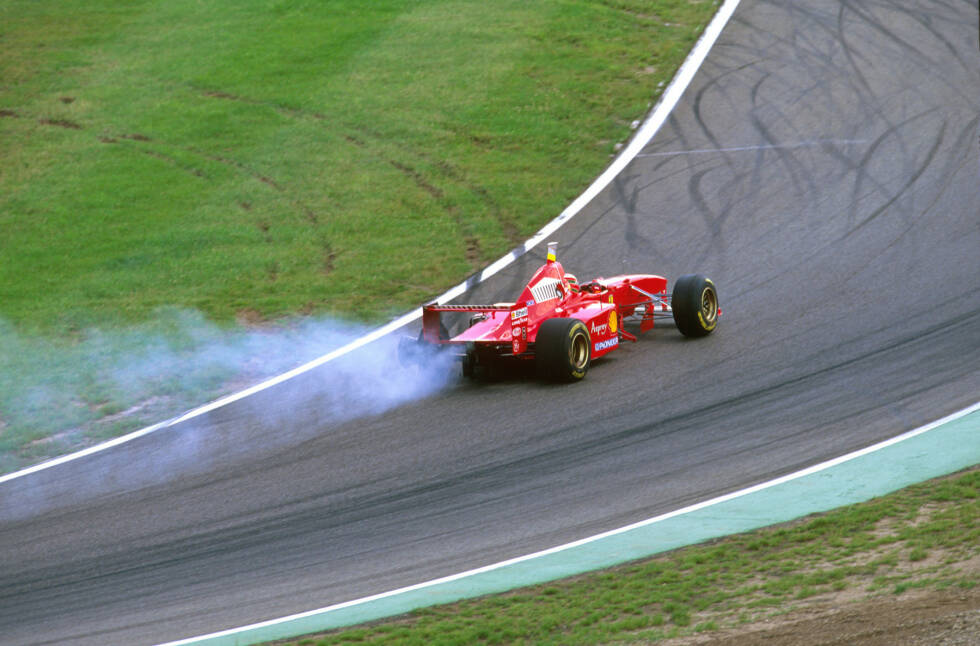 Foto zur News: ...Schumacher-Teamkollege Eddie Irvine, der sich im Duell mit Williams-Pilot Heinz-Harald Frentzen den linken Hinterreifen aufschlitzt und an die Box humpelt. Als Geisterfahrer...